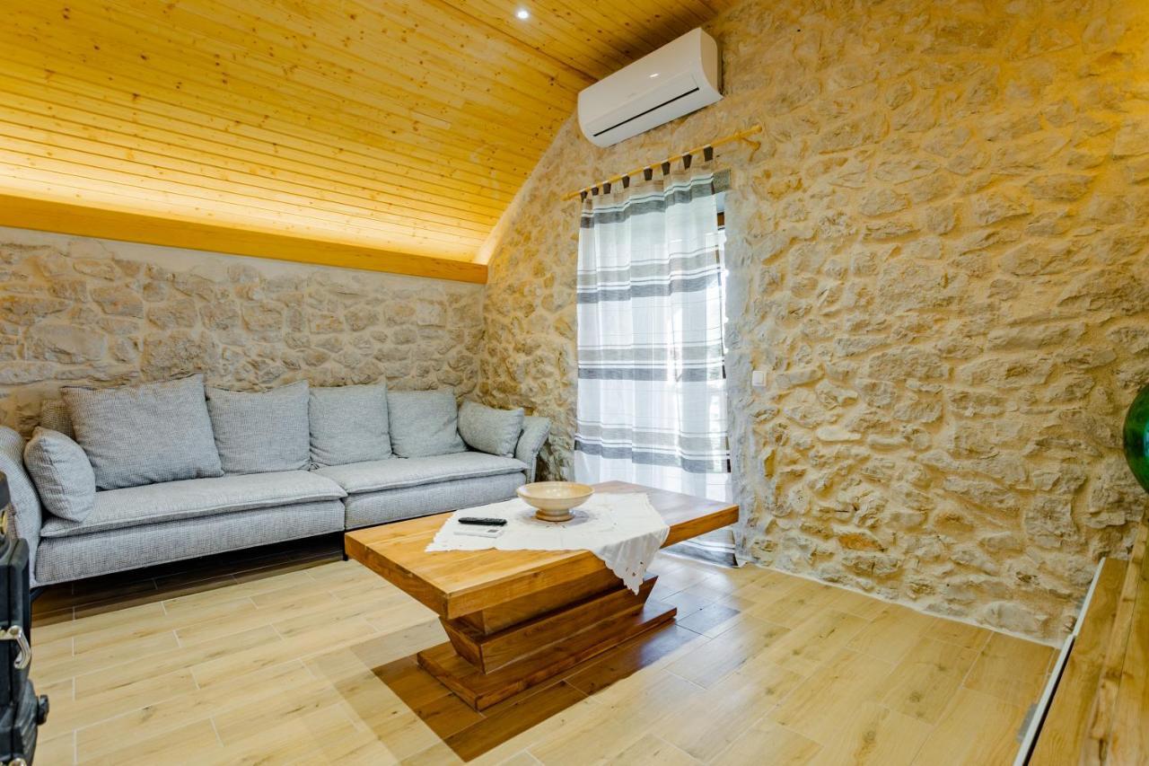 Patakun Holiday Home For 5, With Heated Pool Lecevica Kültér fotó